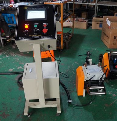 200 टन के कॉइल फ़ीडिंग उपकरण को 5 टन के कॉइल वजन को संभालने के लिए डिज़ाइन किया गया है जो भारी शुल्क औद्योगिक अनुप्रयोगों के लिए उपयुक्त है