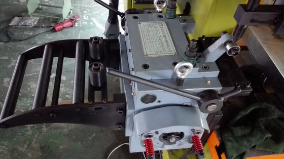 20 मिमी मेडिसिन कैप व्यास कॉइल फीडिंग लाइन का उपयोग यास्कावा या मित्सुबिशी सर्वो मोटर और 200 टन दबाव सुनिश्चित करने वाले विनिर्माण