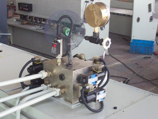 शीट मेटल गिलोटिन कतरनी मशीन हाइड्रोलिक सीएनसी शीट मेटल शीयरर मशीन का वजन 2000 किलो से 10000 किलो तक होता है, सटीक कटिंग समाधान